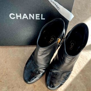 シャネル(CHANEL)のCHANEL ブーティ 黒　ロゴ入　36.5(ブーティ)