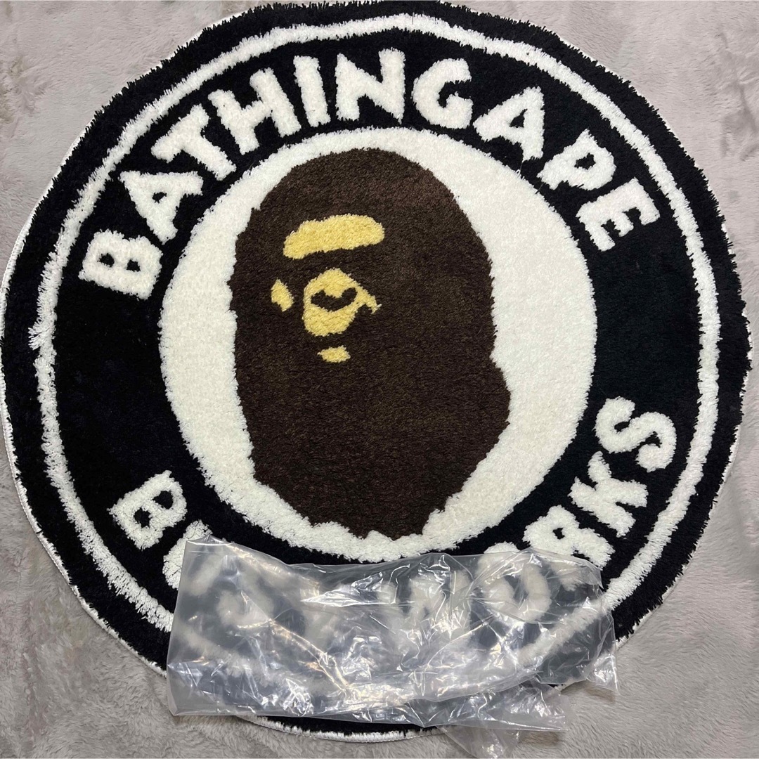 A BATHING APE(アベイシングエイプ)のAPE BAPE KAWS サークルロゴ　RAG MAT ラグマット インテリア/住まい/日用品のラグ/カーペット/マット(ラグ)の商品写真