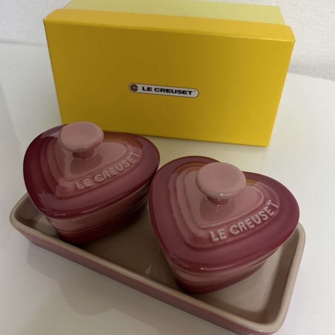 LE CREUSET(ルクルーゼ)の未使用品 ル・クルーゼ ♡ハート型 プチ･ラムカン･ダムール･セット インテリア/住まい/日用品のキッチン/食器(食器)の商品写真