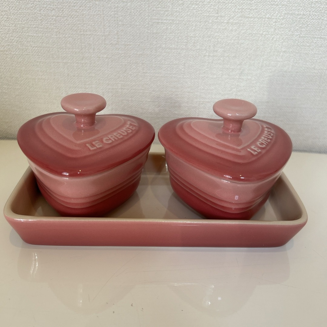 LE CREUSET(ルクルーゼ)の未使用品 ル・クルーゼ ♡ハート型 プチ･ラムカン･ダムール･セット インテリア/住まい/日用品のキッチン/食器(食器)の商品写真