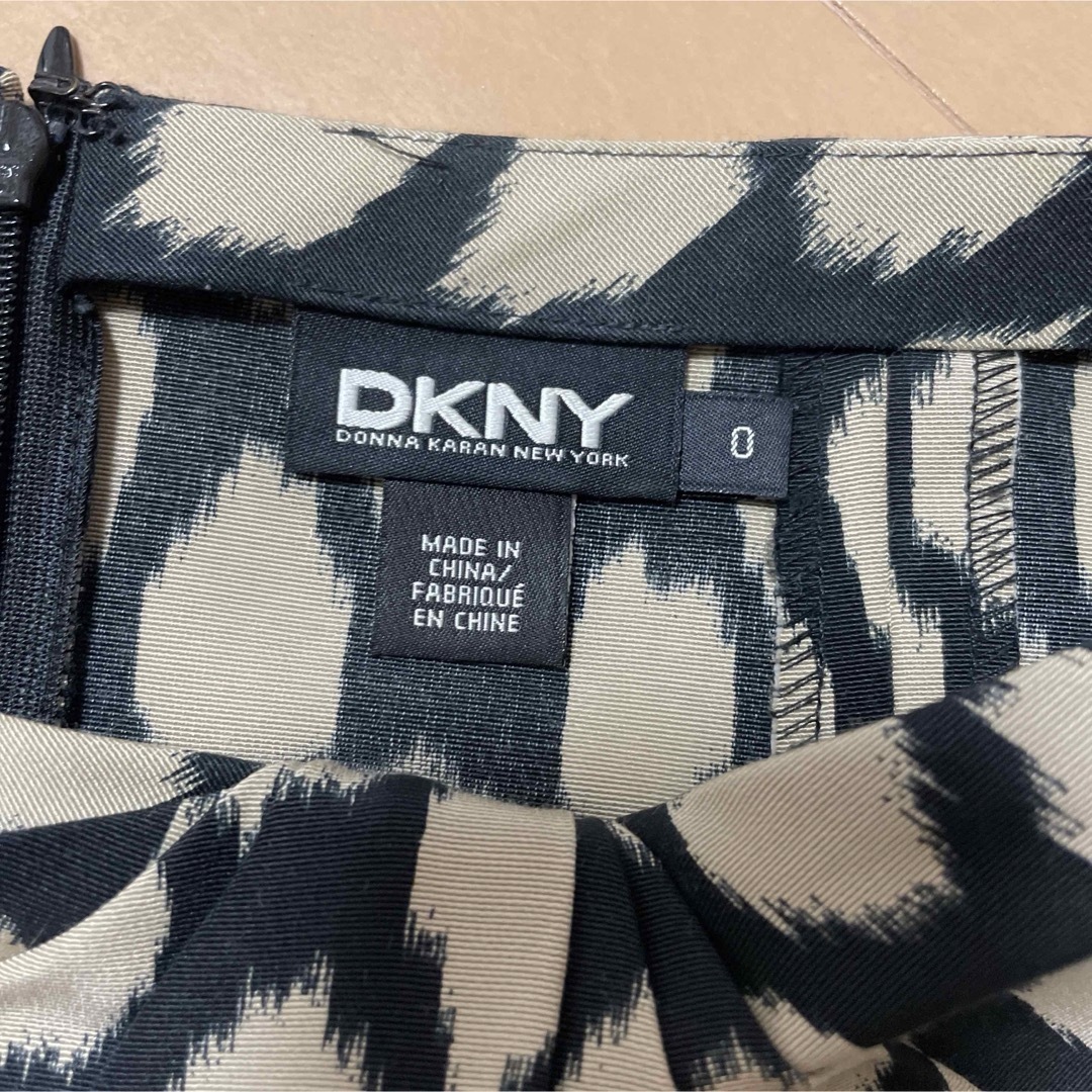 DKNY(ダナキャランニューヨーク)のDKNYプリントスカート レディースのスカート(ミニスカート)の商品写真