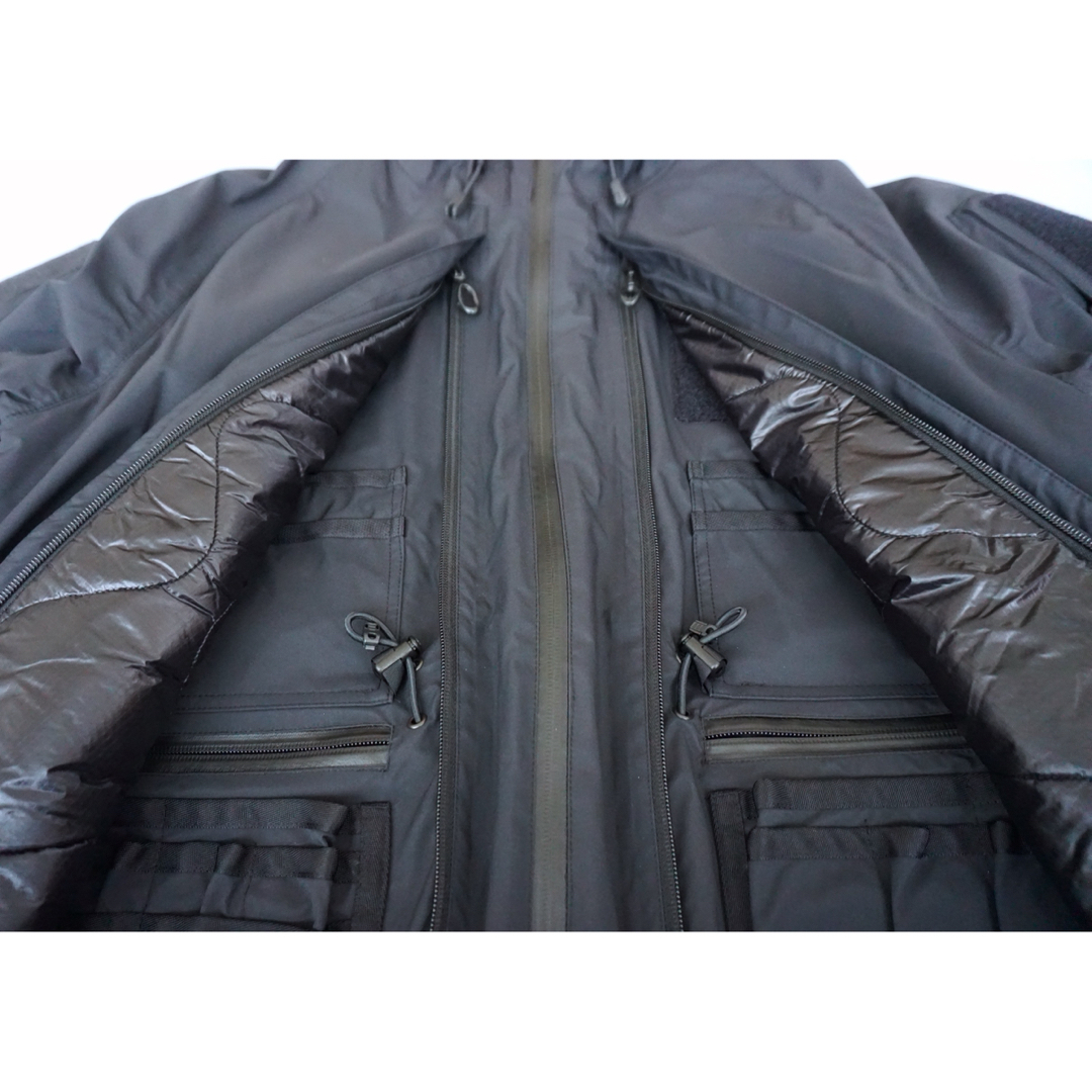 MOUT(マウト)のマウトリーコンテーラー インサレーションシューティングハードシェルコート メンズのジャケット/アウター(ダウンジャケット)の商品写真
