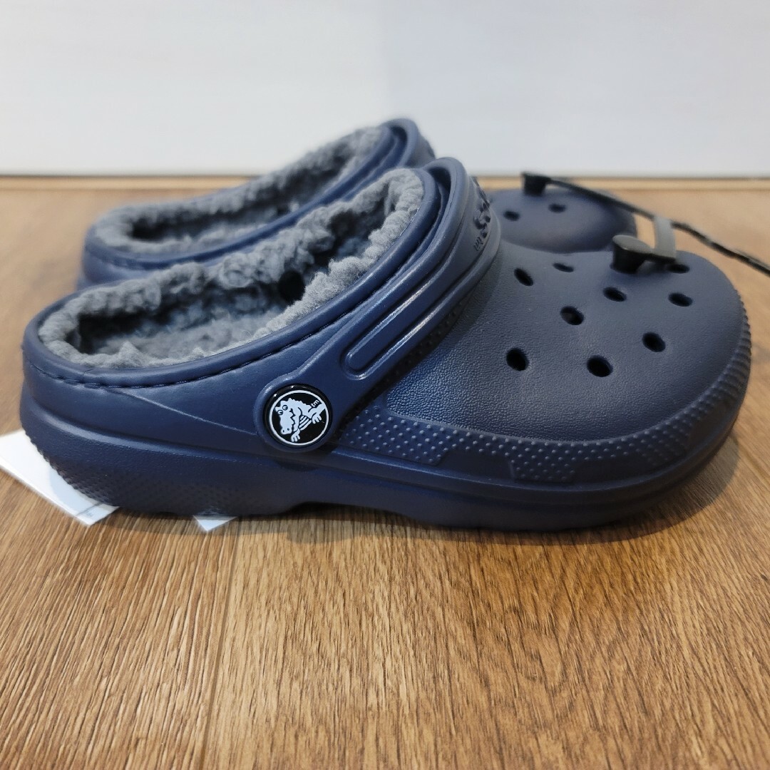 crocs(クロックス)の【新品未使用】タグ付き 18.5cm クロックス ボア付き キッズ/ベビー/マタニティのキッズ靴/シューズ(15cm~)(サンダル)の商品写真