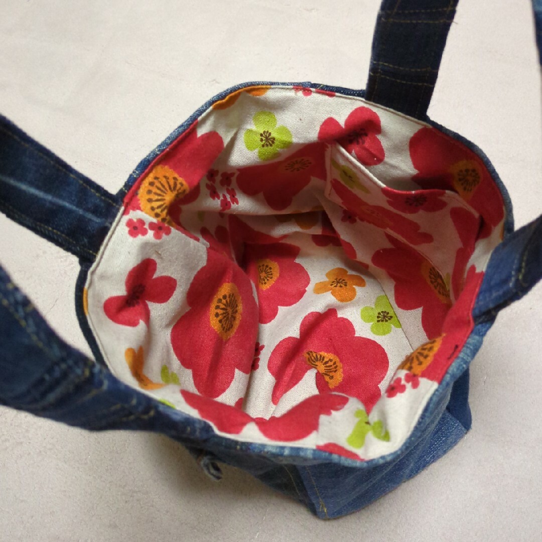 ハンドメイド☆デニムミニトートバッグ　赤いお花 ハンドメイドのファッション小物(バッグ)の商品写真