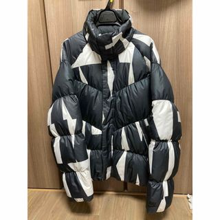 ナイキ(NIKE)のNIKE 総柄ダウンジャケット loose fit S 白黒(ダウンジャケット)