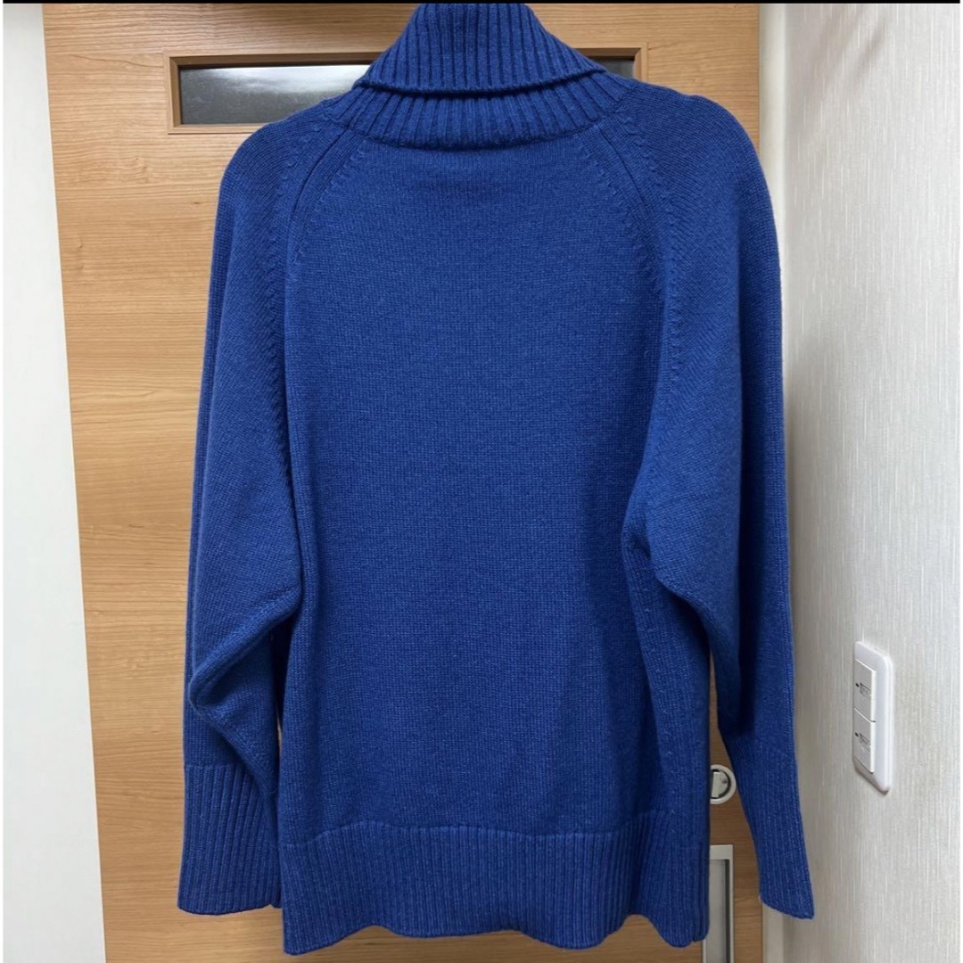 23区(ニジュウサンク)の23区　ブルーのニット　ハイネック　完売　セーター　人気 レディースのトップス(ニット/セーター)の商品写真