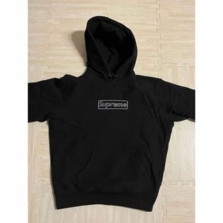 シュプリーム(Supreme)のシュプリーム　Supreme KAWS Chalk Logo Hooded(パーカー)