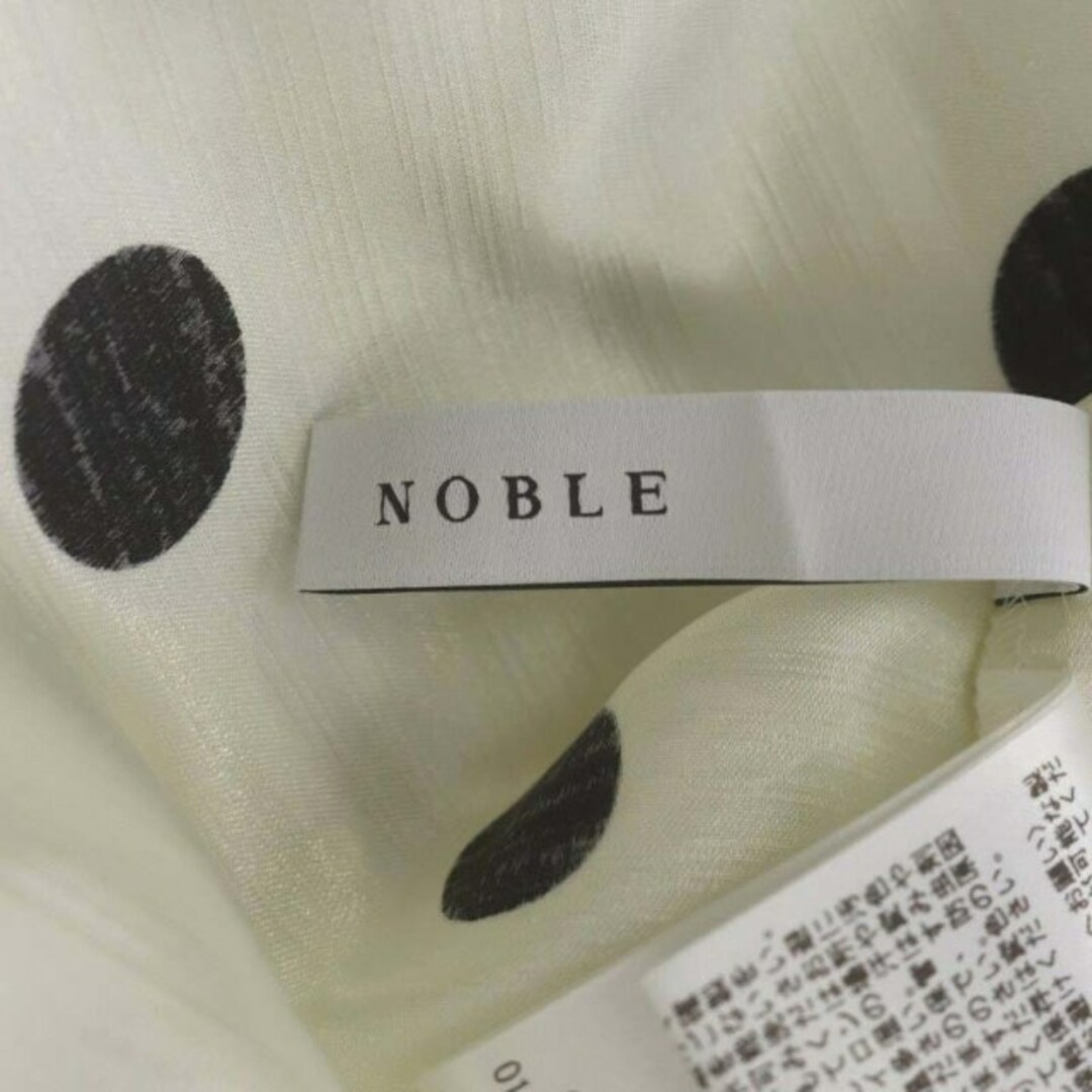 Noble(ノーブル)のノーブル 22AW ドットプリントシャンタンブラウス 長袖 オフホワイト 黒 レディースのトップス(シャツ/ブラウス(長袖/七分))の商品写真