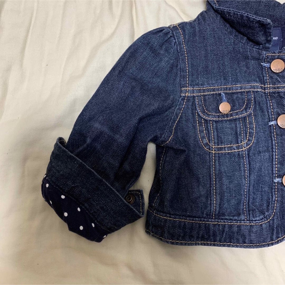 babyGAP(ベビーギャップ)のGAP デニムジャケット 80cm ショート丈 インディゴ 水玉 女の子 キッズ/ベビー/マタニティのベビー服(~85cm)(ジャケット/コート)の商品写真