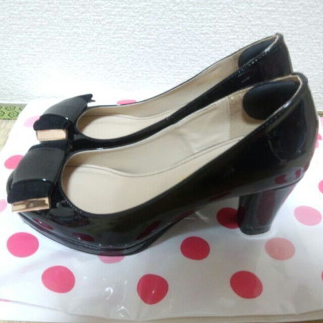 passage mignon(パサージュミニョン)の黒エナメル♡リボンパンプス レディースの靴/シューズ(ハイヒール/パンプス)の商品写真