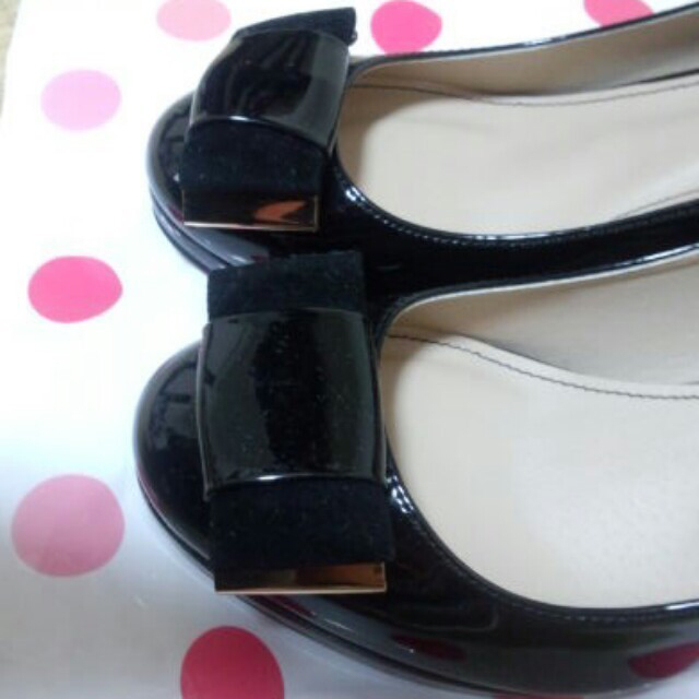 passage mignon(パサージュミニョン)の黒エナメル♡リボンパンプス レディースの靴/シューズ(ハイヒール/パンプス)の商品写真