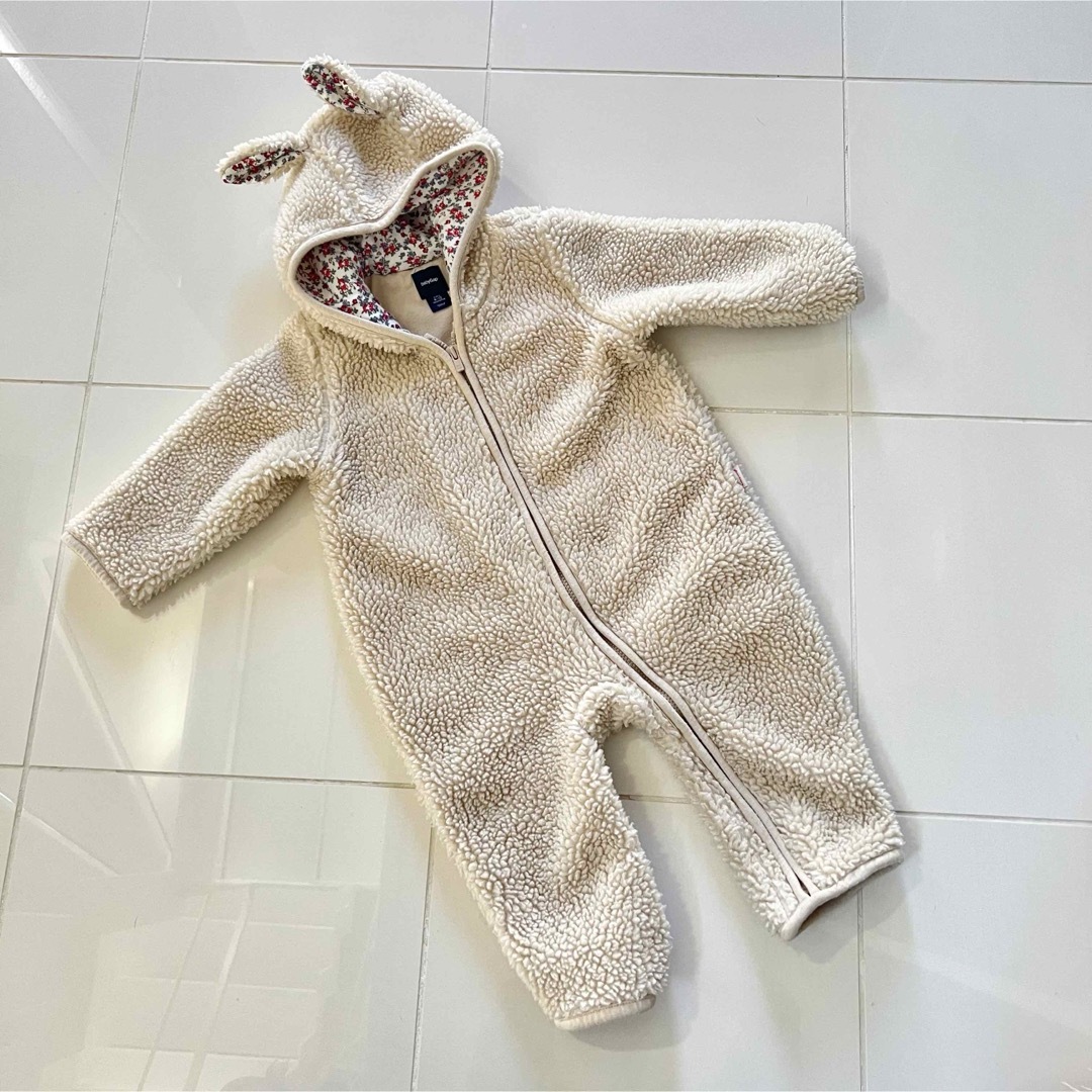 babyGAP(ベビーギャップ)のUSED使用品 babyGAP 防寒ロンパース6-12M ベージュ キッズ/ベビー/マタニティのベビー服(~85cm)(ロンパース)の商品写真