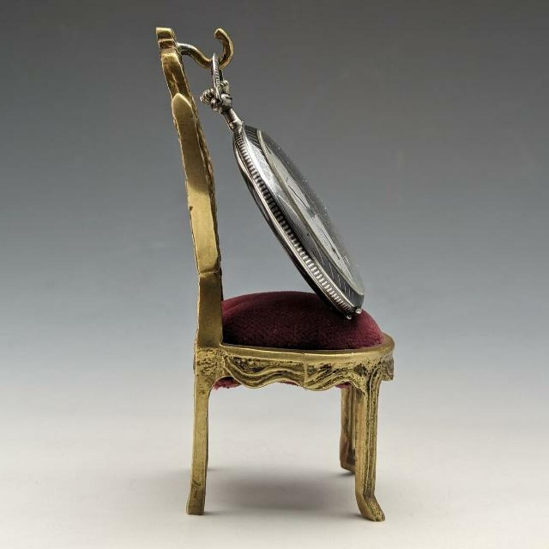 目立った傷や汚れのない美品機能1920年代 真鍮製 椅子型 懐中時計ホルダー ブライトレッドシート