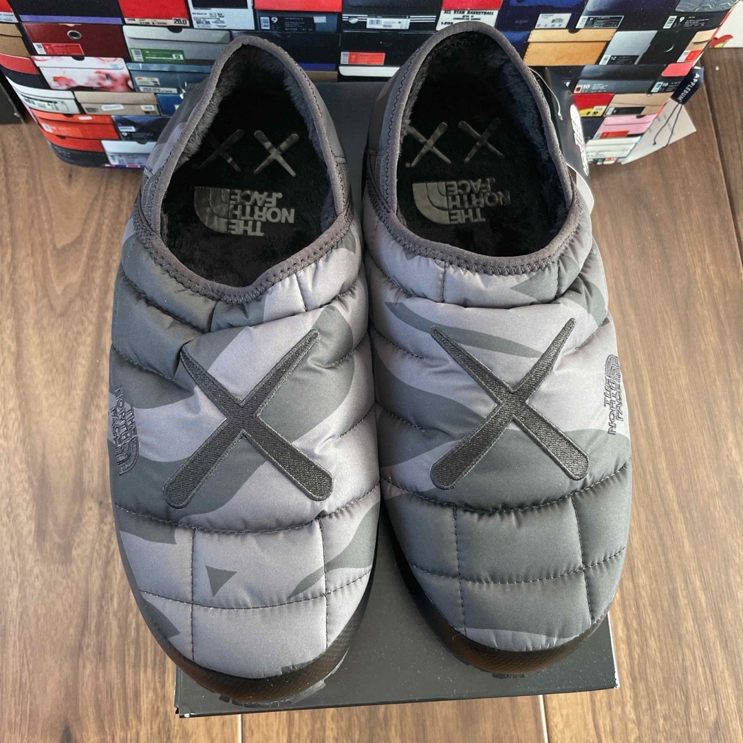 THE NORTH FACE(ザノースフェイス)のTNF KAWS THERMOBALL TRACTION MULE VP メンズの靴/シューズ(スニーカー)の商品写真