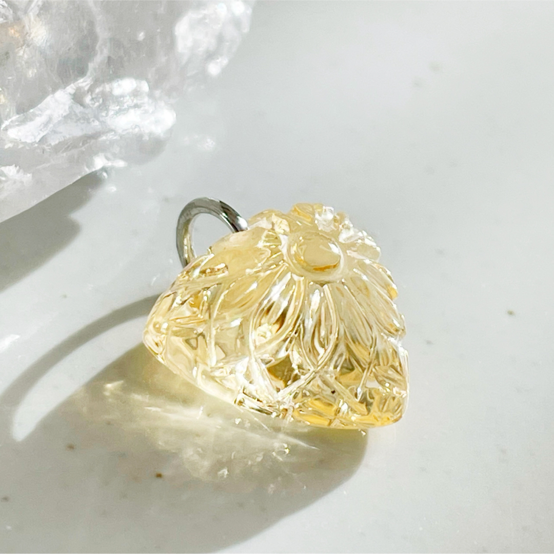 ハンドカービング  シトリン　ペンダントトップ ハンドメイドのアクセサリー(チャーム)の商品写真