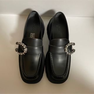 グッチ(Gucci)のGUCCI グッチ　ブラック Tiger Head タイガーヘッド　ローファー(ローファー/革靴)