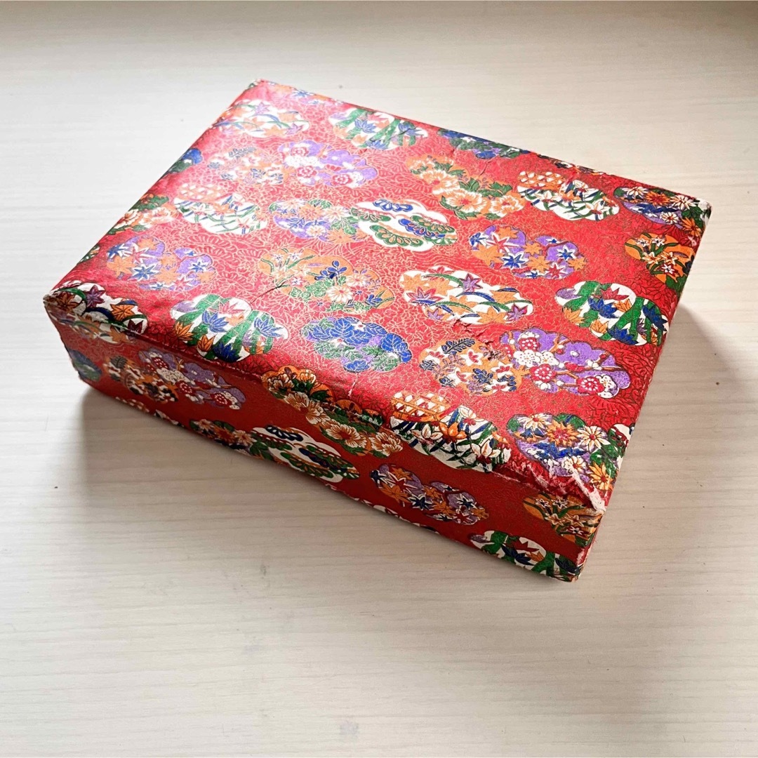 和紙　千代紙の小箱　紙箱　小物入れ　赤色　和風　日本　伝統