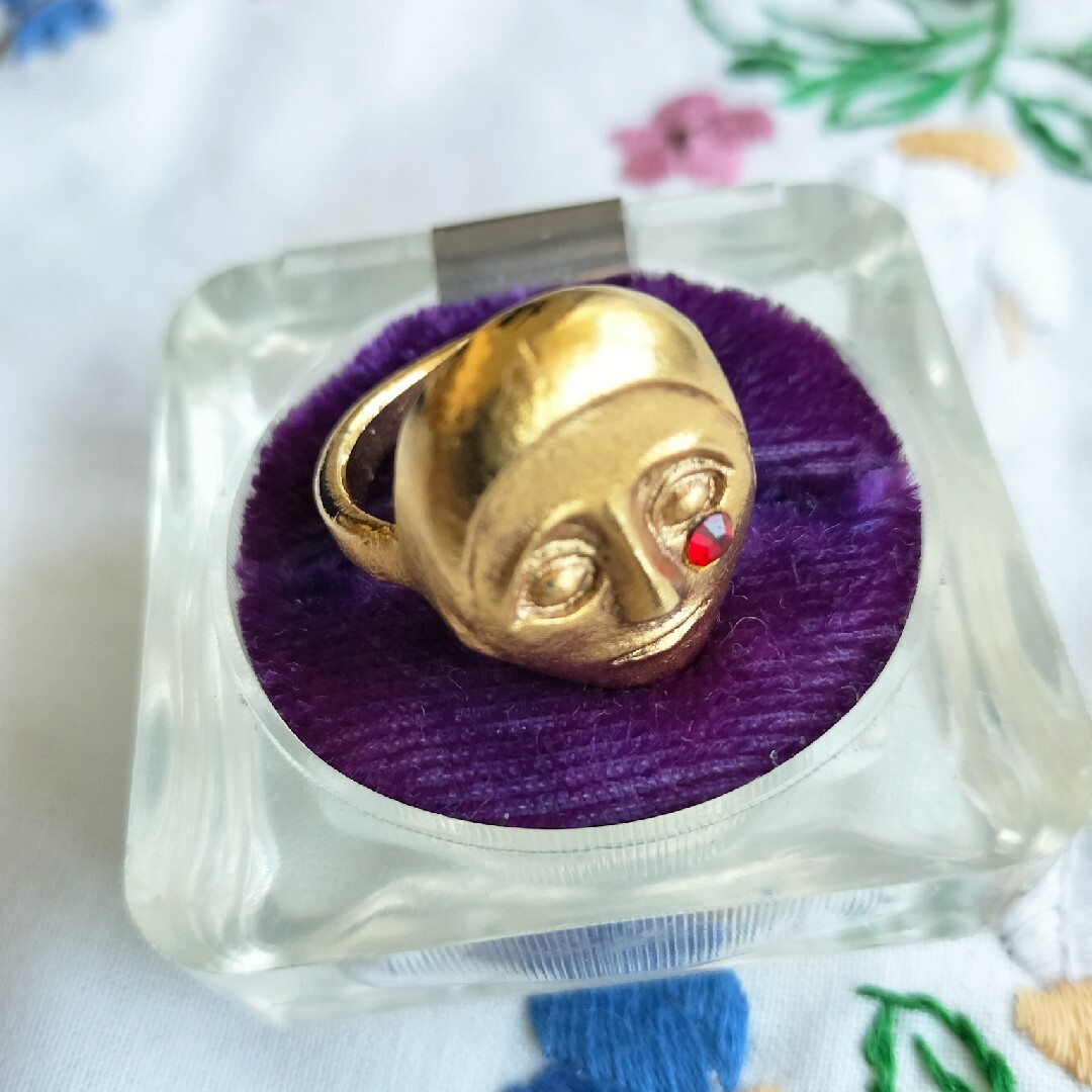 ヴィンテージ ゴールドカラー 赤い涙 お顔のリング 指輪 レディースのアクセサリー(リング(指輪))の商品写真