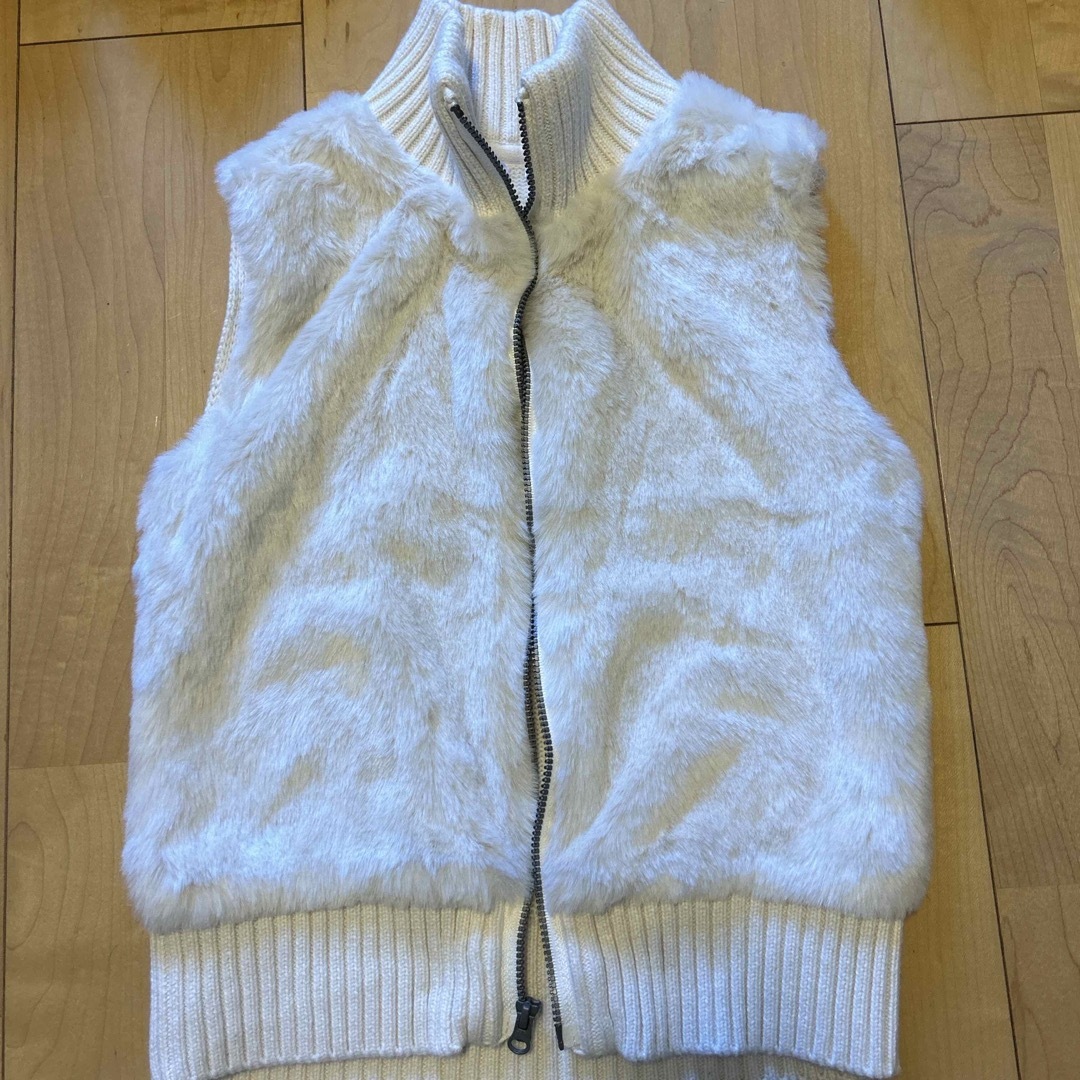 GAP Kids(ギャップキッズ)のGAPkids ファーベスト キッズ/ベビー/マタニティのキッズ服女の子用(90cm~)(ジャケット/上着)の商品写真