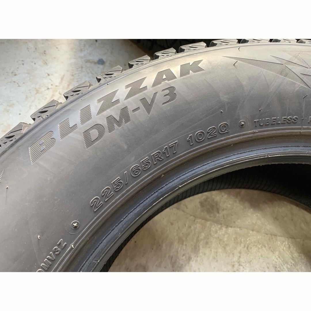 BRIDGESTONE(ブリヂストン)のバリ溝　225/65R17 ブリヂストン DMV3 スタッドレスタイヤ  自動車/バイクの自動車(タイヤ)の商品写真