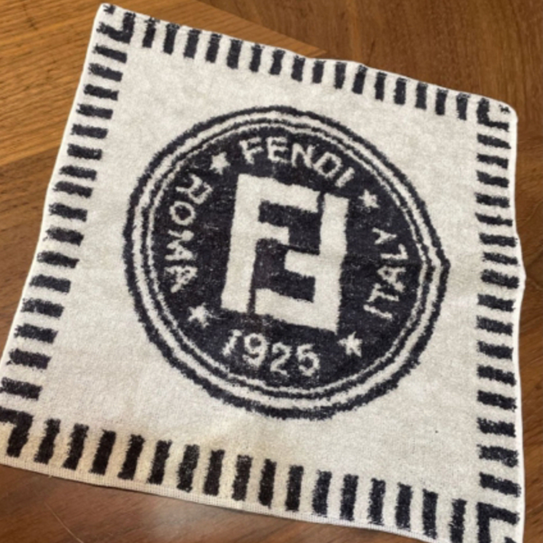 FENDI(フェンディ)のフェンディ　タオルハンカチ　白黒 レディースのファッション小物(ハンカチ)の商品写真