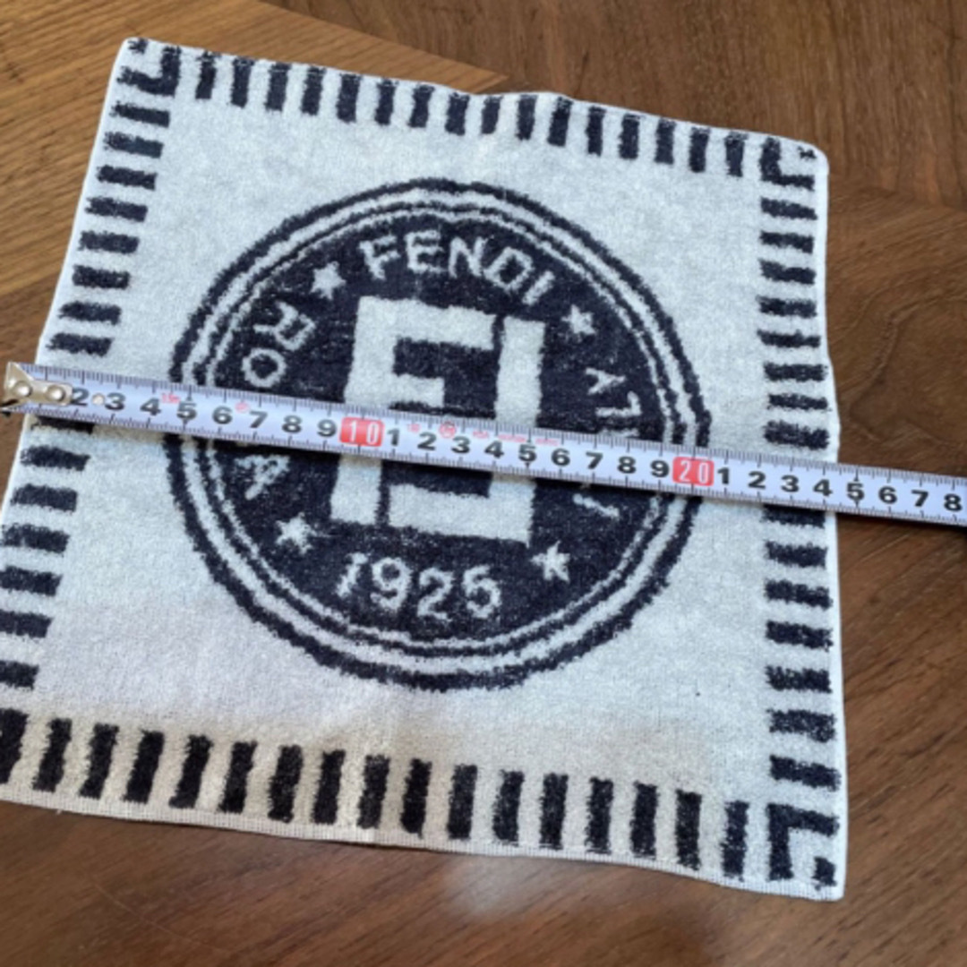 FENDI(フェンディ)のフェンディ　タオルハンカチ　白黒 レディースのファッション小物(ハンカチ)の商品写真