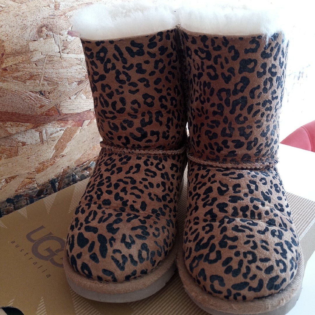 UGG AUSTRALIA(アグオーストラリア)の引っ越し処分✨UGG 18.5cm リボン ヒョウ柄 ムートンブーツ キッズ/ベビー/マタニティのキッズ靴/シューズ(15cm~)(ブーツ)の商品写真