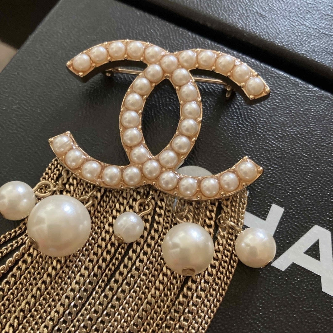 CHANEL(シャネル)の《CHANEL》ブローチ未使用 レディースのアクセサリー(ブローチ/コサージュ)の商品写真