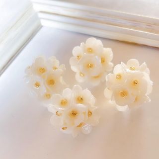 白いお花のピアス、イヤリング(ピアス)