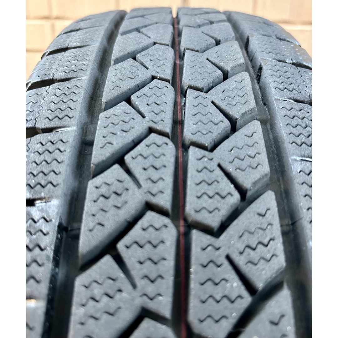 BRIDGESTONE(ブリヂストン)のハイエース スタッドレスタイヤ BLIZZAK VL1 195/80R15 自動車/バイクの自動車(タイヤ・ホイールセット)の商品写真