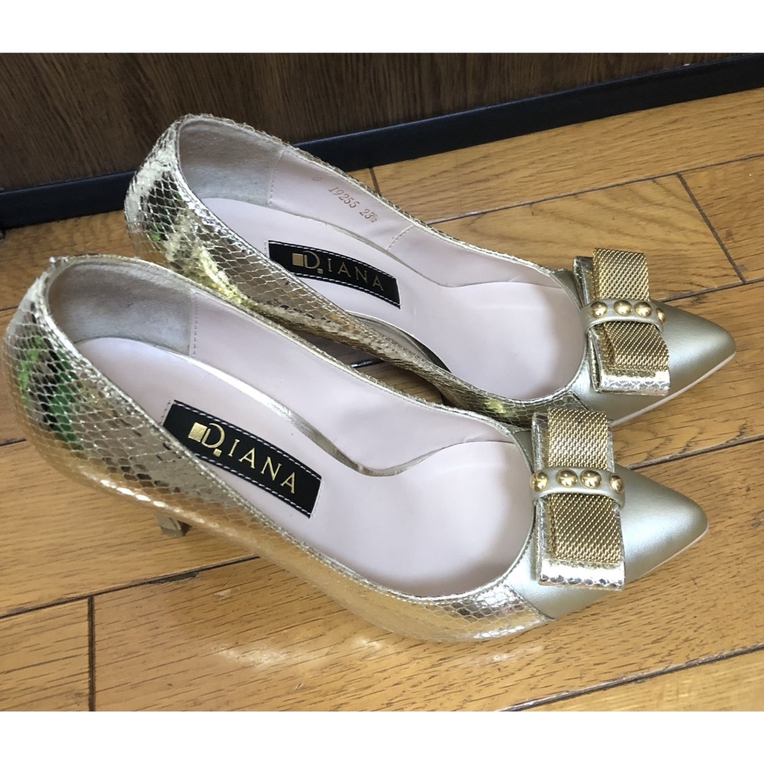 DIANA(ダイアナ)の再値下げ！DIANA パンプス ゴールド リボン 23.5センチ レディースの靴/シューズ(ハイヒール/パンプス)の商品写真