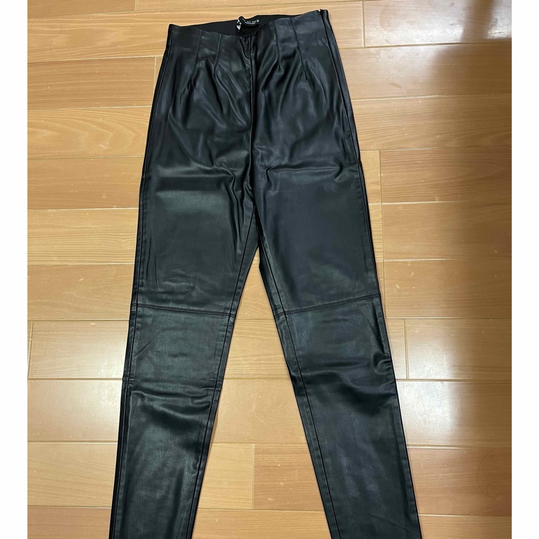 ZARA(ザラ)の新品未使用 ZARA レザーフェイクパンツ 黒 レディースのパンツ(スキニーパンツ)の商品写真