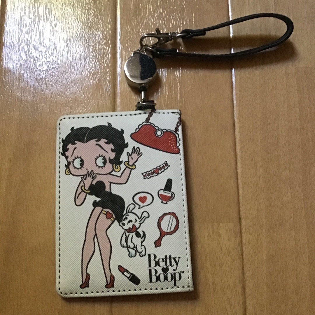 Betty Boop(ベティブープ)のベティちゃん　パスケースリール付き レディースのファッション小物(名刺入れ/定期入れ)の商品写真