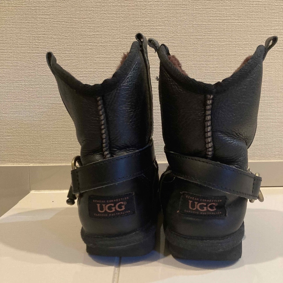 UGG(アグ)のUgg ブラックショートブーツ　17.5センチ キッズ/ベビー/マタニティのキッズ靴/シューズ(15cm~)(ブーツ)の商品写真