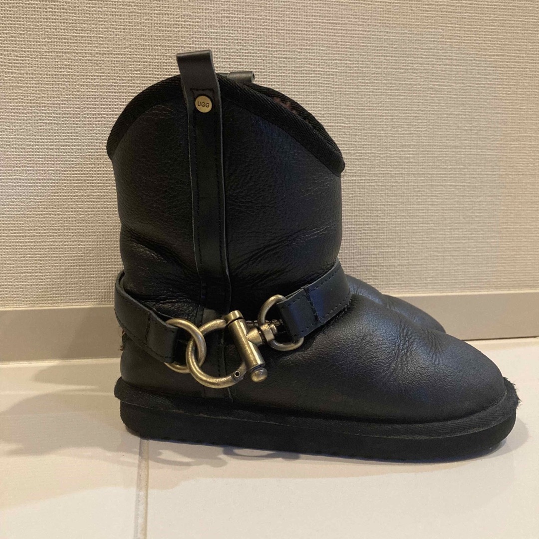 UGG(アグ)のUgg ブラックショートブーツ　17.5センチ キッズ/ベビー/マタニティのキッズ靴/シューズ(15cm~)(ブーツ)の商品写真