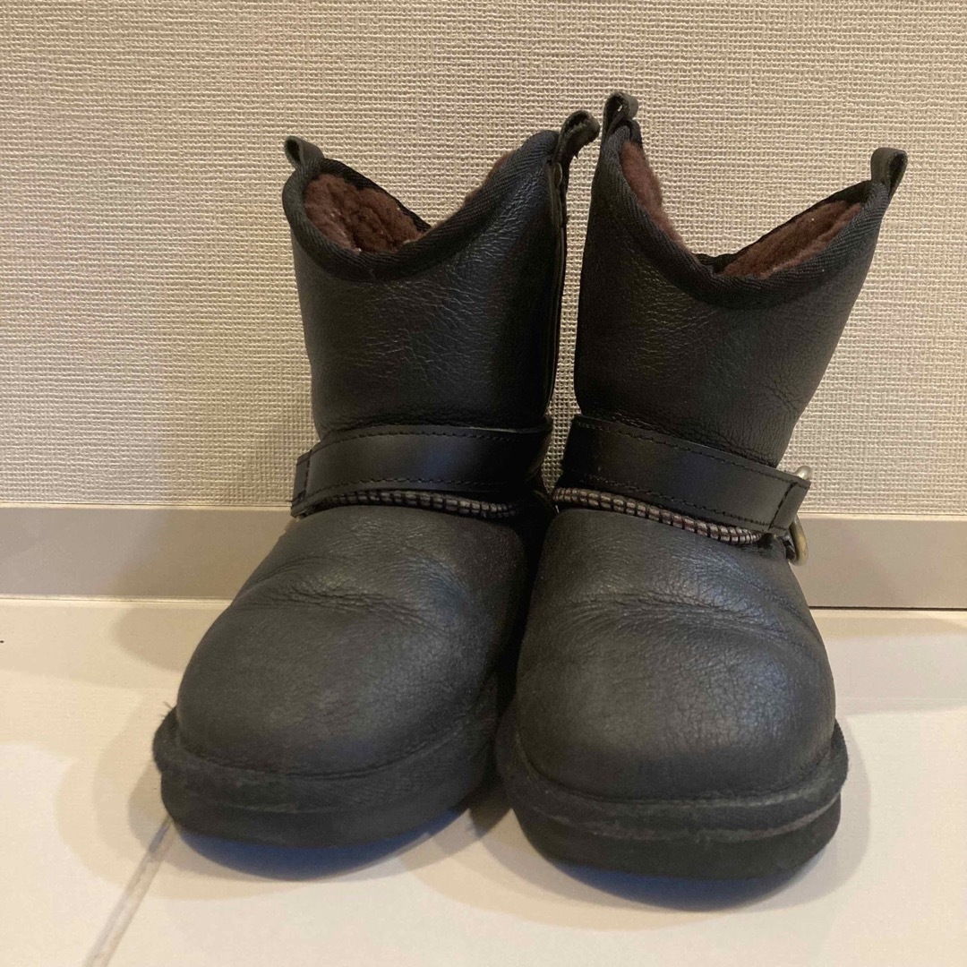 UGG(アグ)のUgg ブラックショートブーツ　17.5センチ キッズ/ベビー/マタニティのキッズ靴/シューズ(15cm~)(ブーツ)の商品写真