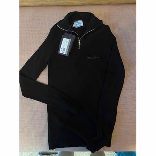 プラダ(PRADA)のPRADA 青山購入　プラダ　ロゴ入　ジップアップセーター　ネイビー(ニット/セーター)