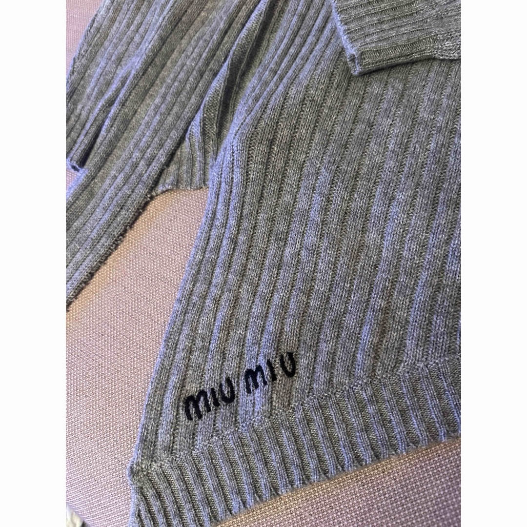miumiu(ミュウミュウ)のmiumiu ロゴスリット　カシミア　セーター　グレー　S レディースのトップス(ニット/セーター)の商品写真