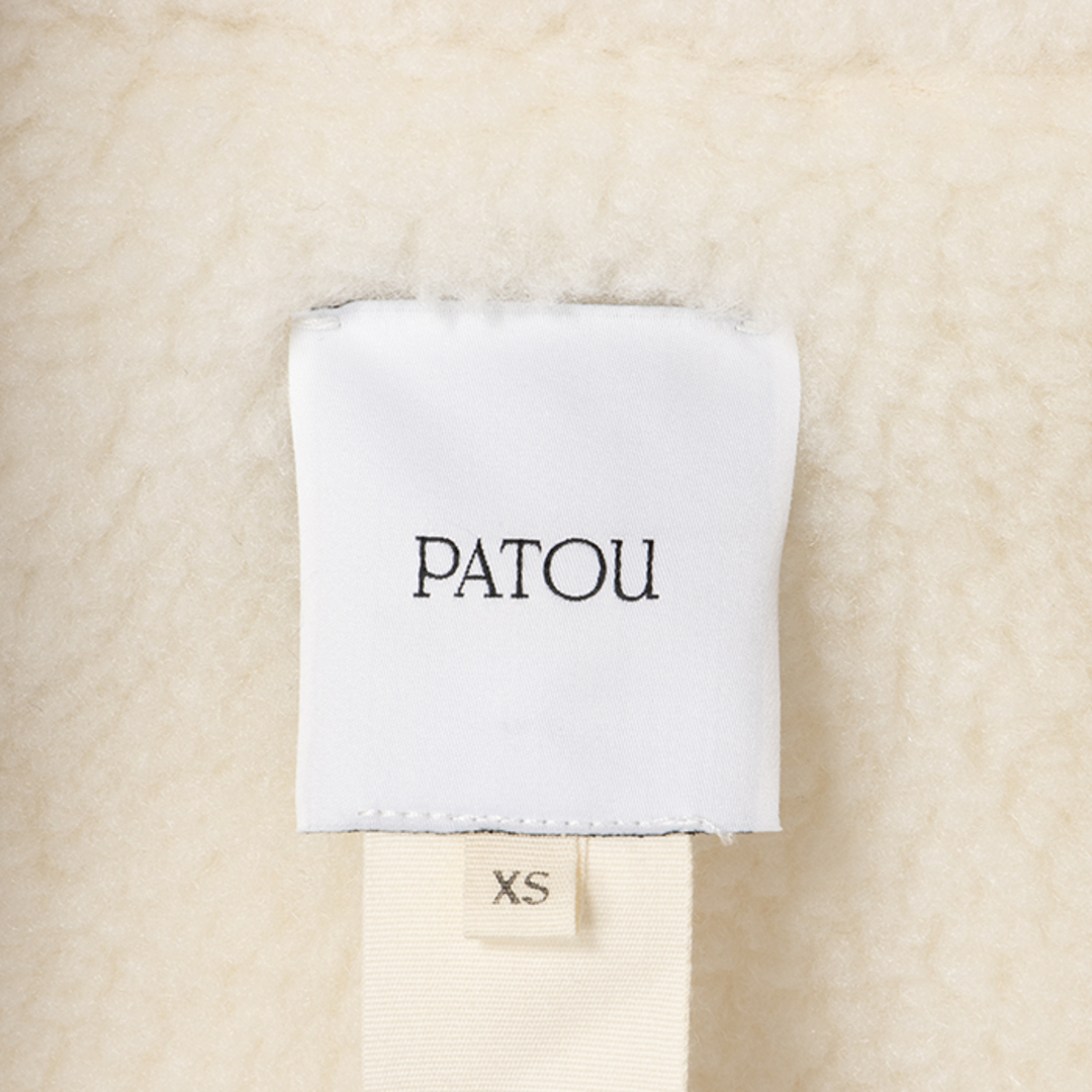 PATOU(パトゥ)のパトゥ PATOU クロップドパーカー メダイヨン ロゴ プルオーバーフェイクファー フーディ JE0970157 0005 009A レディースのトップス(パーカー)の商品写真