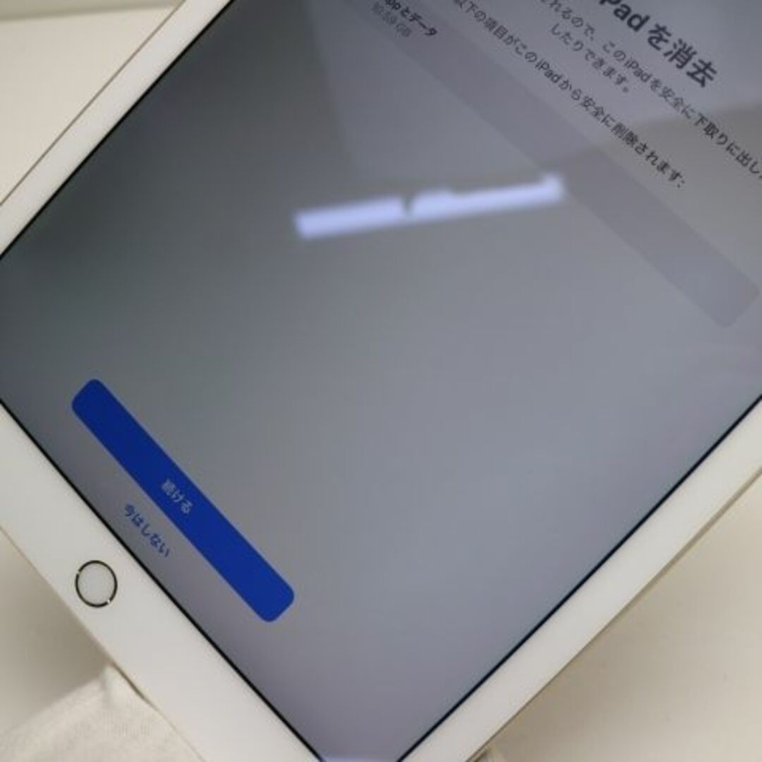Apple(アップル)の超美品 iPad Pro 9.7インチ Wi-Fi 128GB ゴールド  M111 スマホ/家電/カメラのPC/タブレット(タブレット)の商品写真