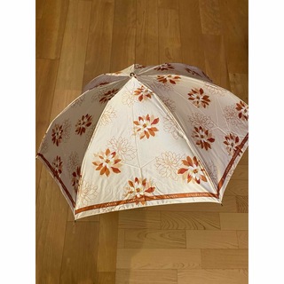 ランバンコレクション(LANVIN COLLECTION)の新品未使用ランバン折り畳み雨傘、オレンジに花柄(傘)