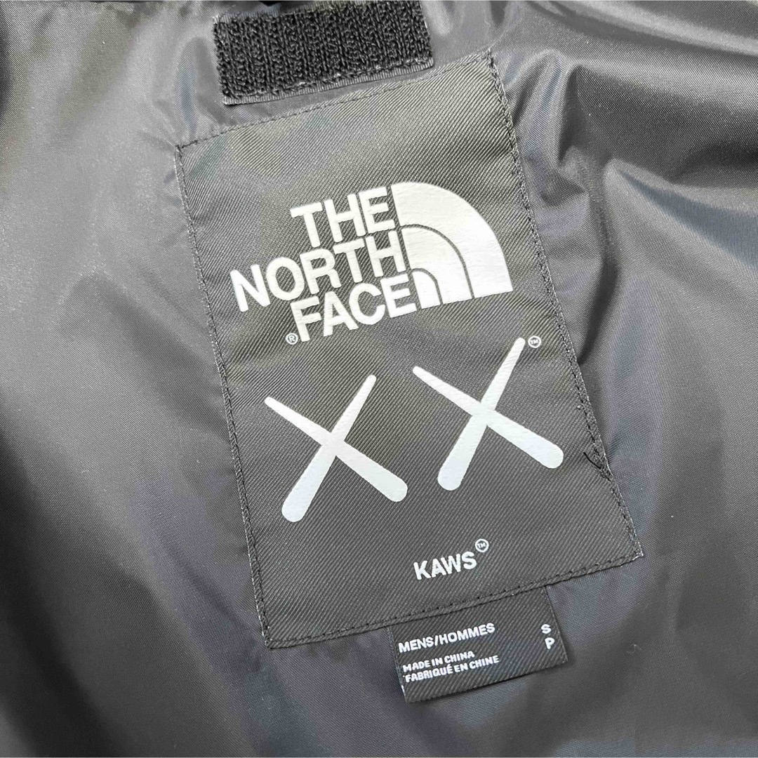 THE NORTH FACE(ザノースフェイス)の【S】The North Face KAWS Mountain Jacket メンズのジャケット/アウター(マウンテンパーカー)の商品写真