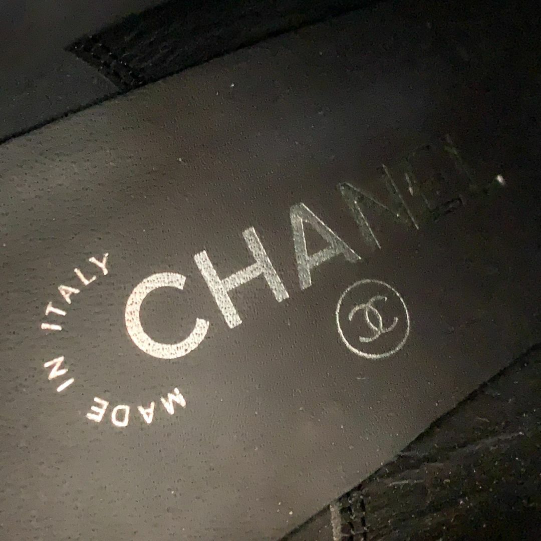 CHANEL(シャネル)の8335 シャネル ファブリック パール チェーン ショートブーツ ネイビー レディースの靴/シューズ(ブーツ)の商品写真