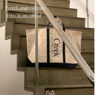 ワンエルディーケーセレクト(1LDK SELECT)のCreek×This is a(n) Base Field Tote(トートバッグ)