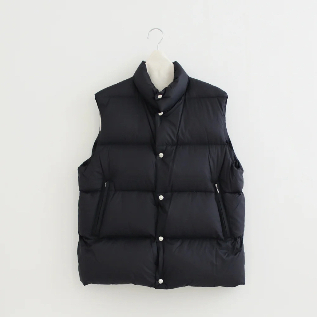 COMOLI(コモリ)の新品未使用完売品2023AW COMOLI DOWN VEST サイズ3コモリ メンズのジャケット/アウター(ダウンベスト)の商品写真