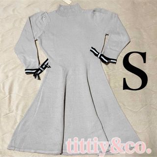 ティティアンドコー(titty&co)の【即日発送】TITTIY&CO. ハイネックきれいめニットワンピース　袖リボン(ニット/セーター)