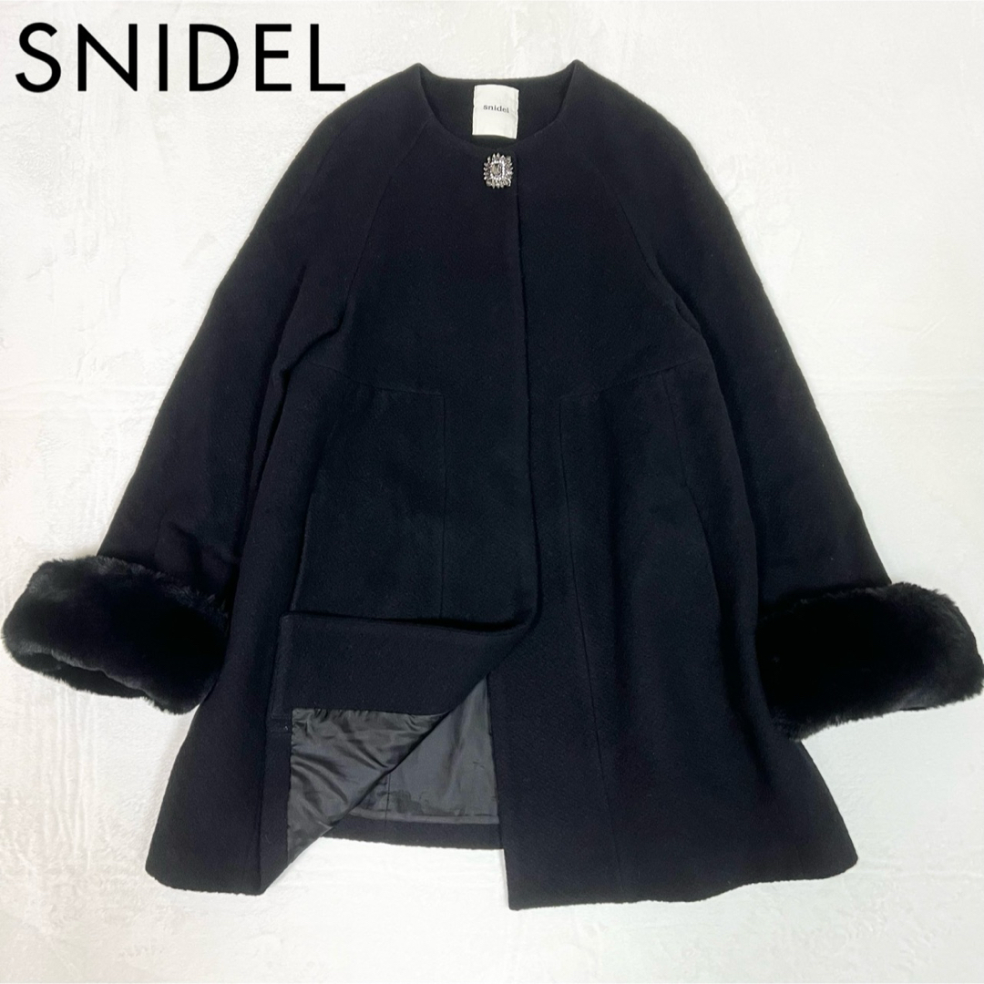 SNIDEL(スナイデル)のSNIDEL ビジューブローチノーカラーコート　Aラインコート　ブラック　S レディースのジャケット/アウター(ロングコート)の商品写真