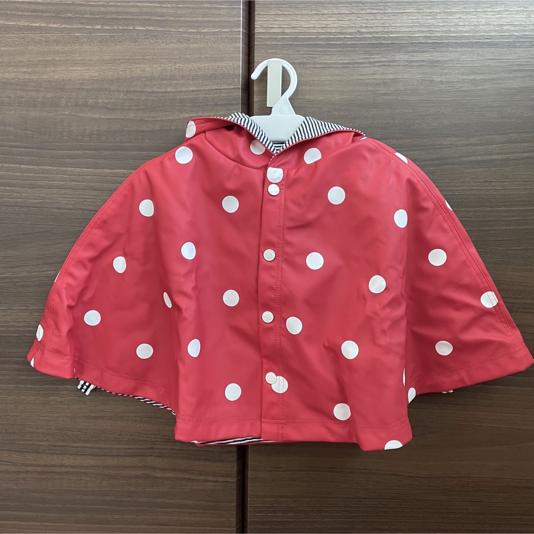 PETIT BATEAU(プチバトー)のプチバトー ベビーケープ ポンチョ ケープ レインコート 赤 ドット キッズ/ベビー/マタニティのベビー服(~85cm)(ジャケット/コート)の商品写真