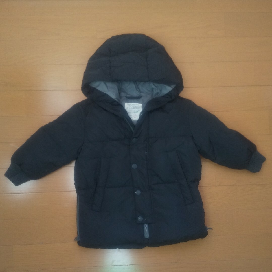 ZARA KIDS(ザラキッズ)のZARA　ダウン　ブラック　98cm ザラ キッズ/ベビー/マタニティのキッズ服男の子用(90cm~)(ジャケット/上着)の商品写真