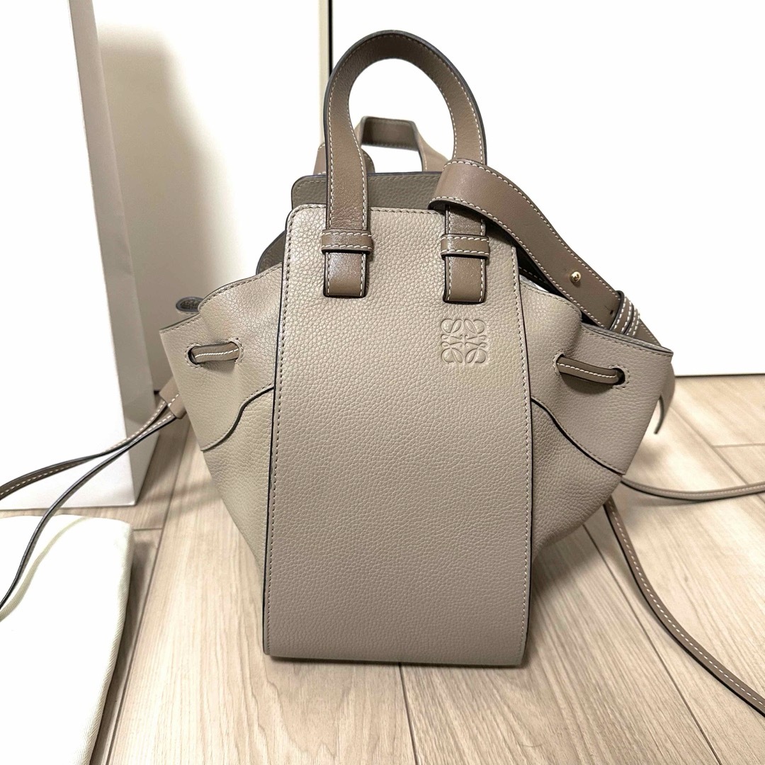 LOEWE(ロエベ)のあんみ様 LOEWE  ロエベ　ハンモック バック スモール　サンド レディースのバッグ(ショルダーバッグ)の商品写真